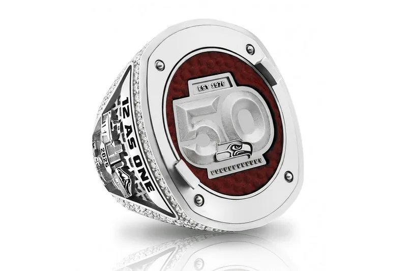 Bague sportive commémorative avec chiffre 50 et design argenté.
