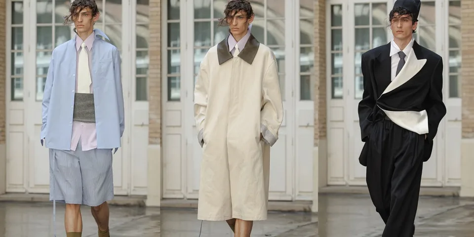 Défilé de mode avec vêtements élégants pour hommes.