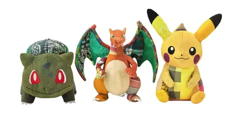 Peluches Pokémon avec designs patchwork en exposition.