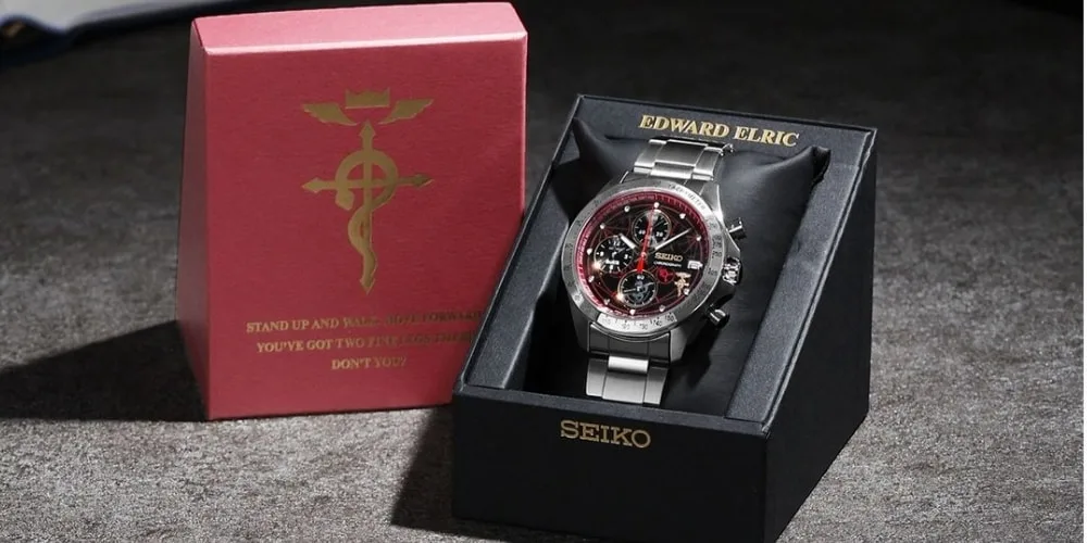 Montre Seiko avec boîte rouge ornée de symboles et texte.