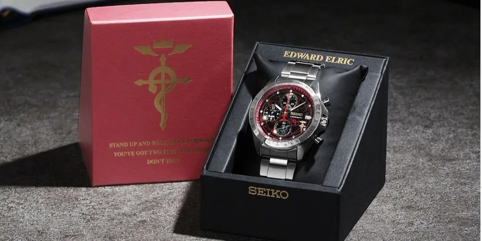 Montre Seiko avec boîte rouge ornée de symboles et texte.