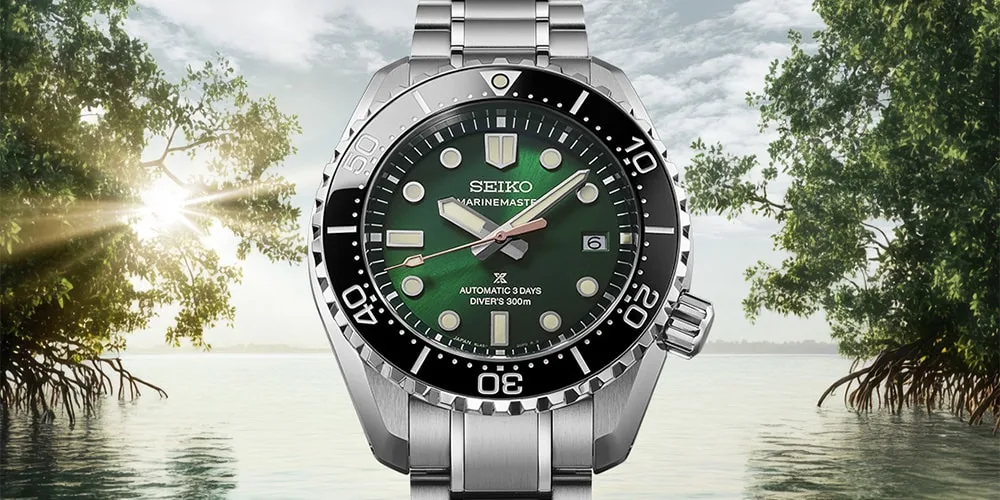 Montre Seiko verte avec bracelet acier sur fond de nature et eau.