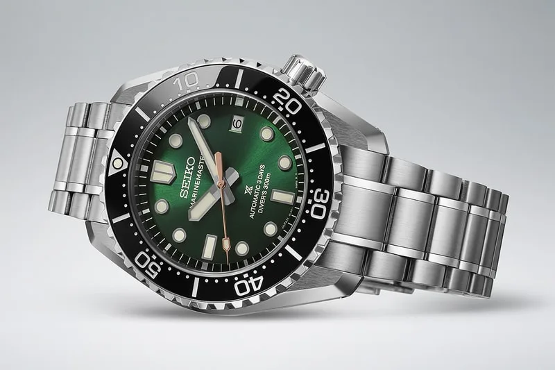 Montre Seiko verte avec boîtier en acier inoxydable.