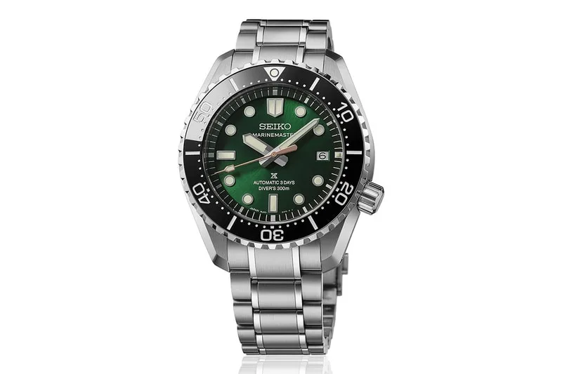 Montre Seiko verte et argentée avec bracelet métallique.