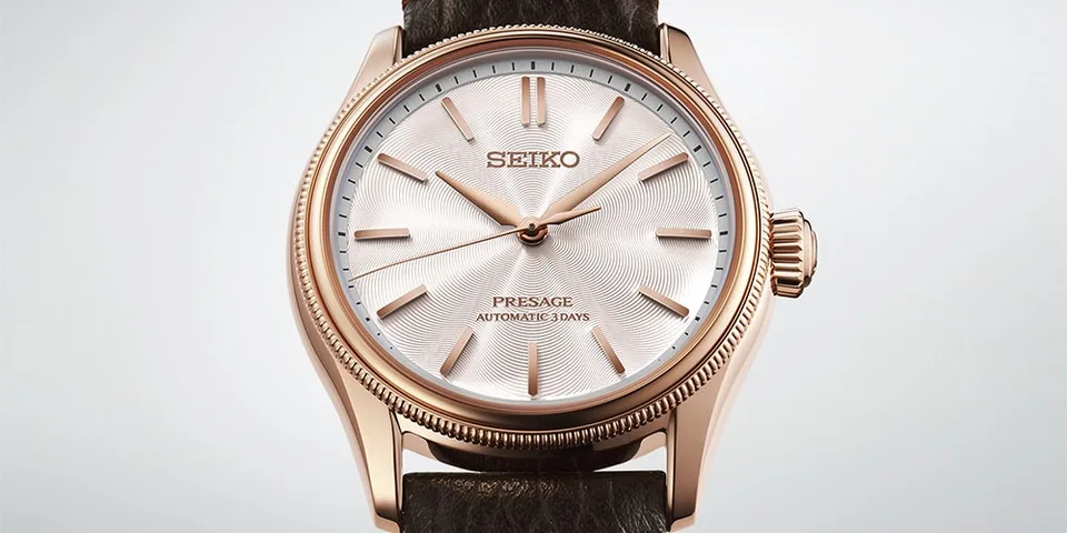 Montre Seiko Presage automatique en or rose avec bracelet en cuir foncé.