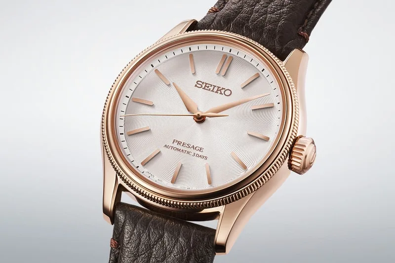 Montre Seiko Presage avec boîtier en or rose et bracelet en cuir brun.