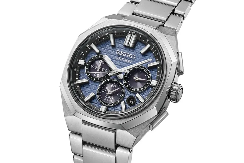 Montre en métal argenté avec cadran bleu et plusieurs sous-cadrans.