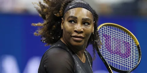 Femme joueuse de tennis avec raquette sur le court.