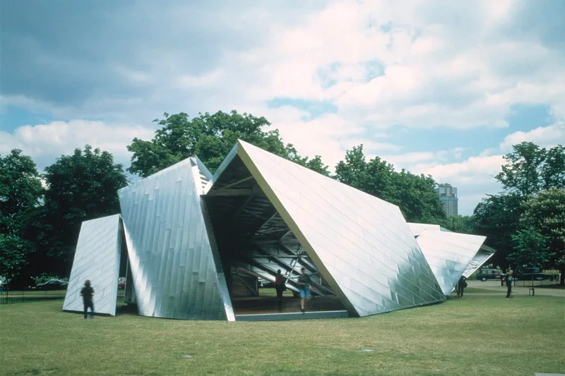Pavillon moderne avec toit en forme de pic et revêtement métallique.