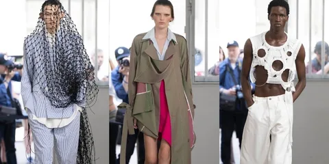 Défilé de mode avec trois mannequins portant des vêtements avant-gardistes.