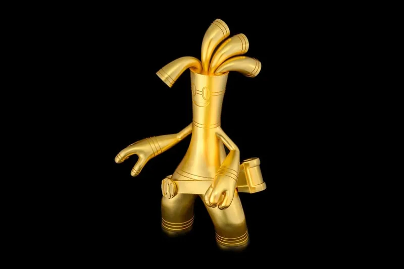 Figurine dorée avec des tubes en tête et un sac sur fond noir.