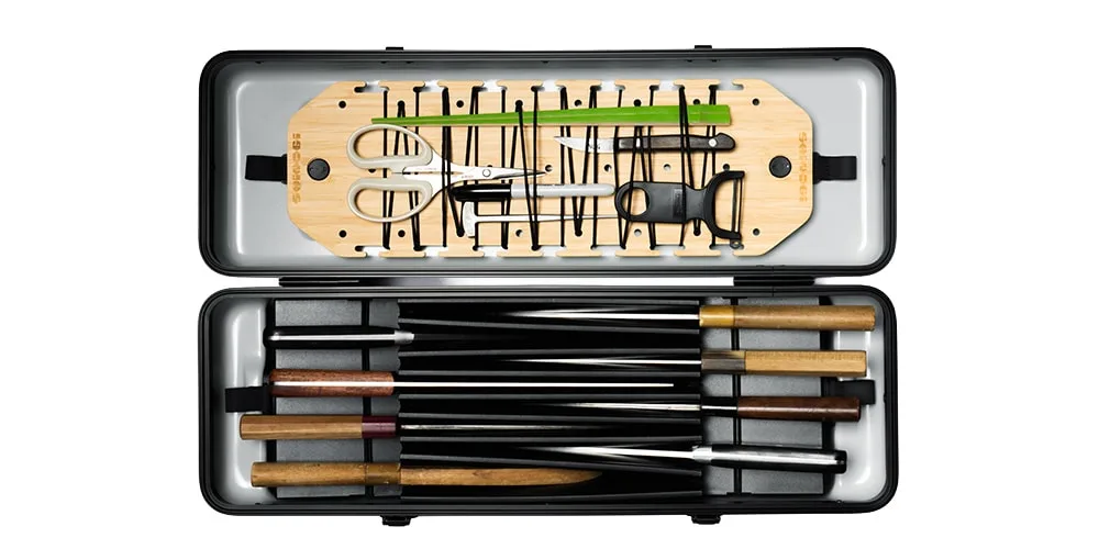 Ensemble d'outils dans une boîte ouverte, avec des poignées en bois.