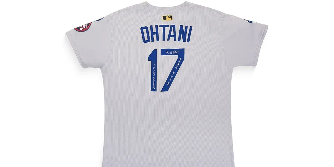 Maillot blanc avec le nom Ohtani et numéro 17 en bleu.