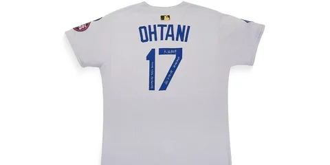 Maillot blanc avec le nom Ohtani et numéro 17 en bleu.