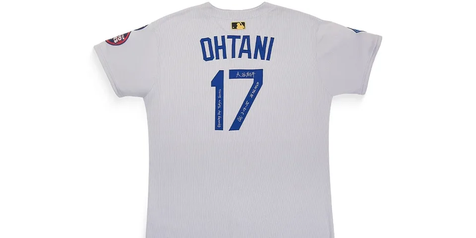 Maillot blanc avec le nom Ohtani et numéro 17 en bleu.