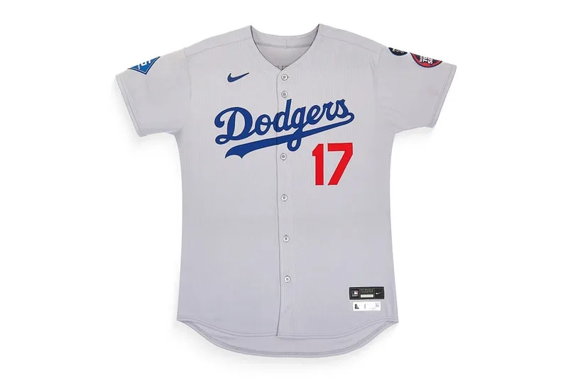 Maillot de baseball gris avec Dodgers et numéro 17.