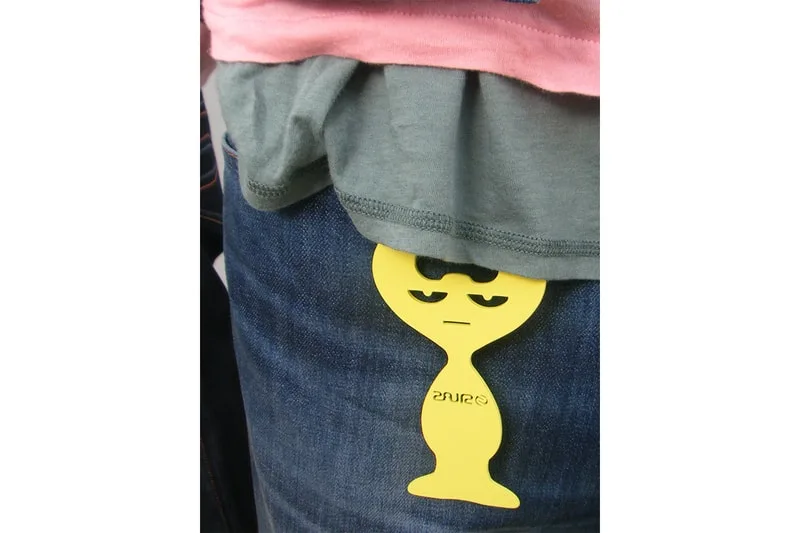 Personne portant un objet jaune avec un visage imprimé