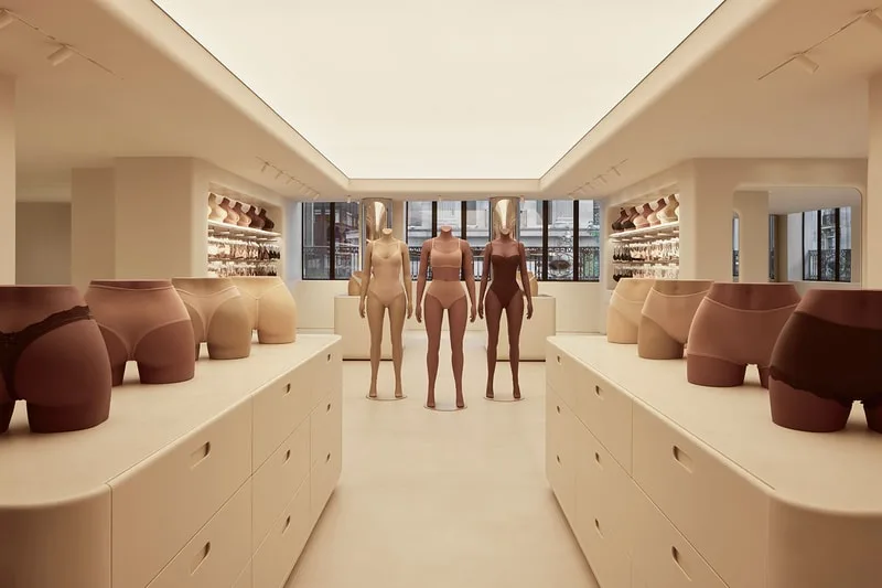 Intérieur d'un magasin de lingerie avec mannequins et présentoirs.