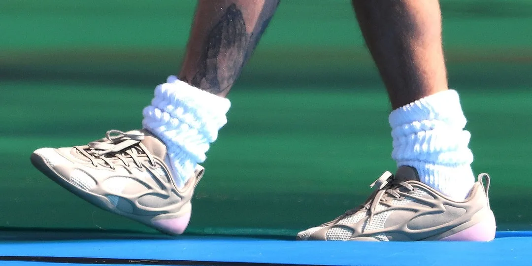 Personne portant des baskets et chaussettes blanches épaisses.