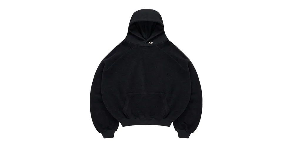 Sweat à capuche noir sur fond blanc.