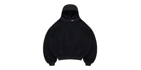 Sweat à capuche noir sur fond blanc.
