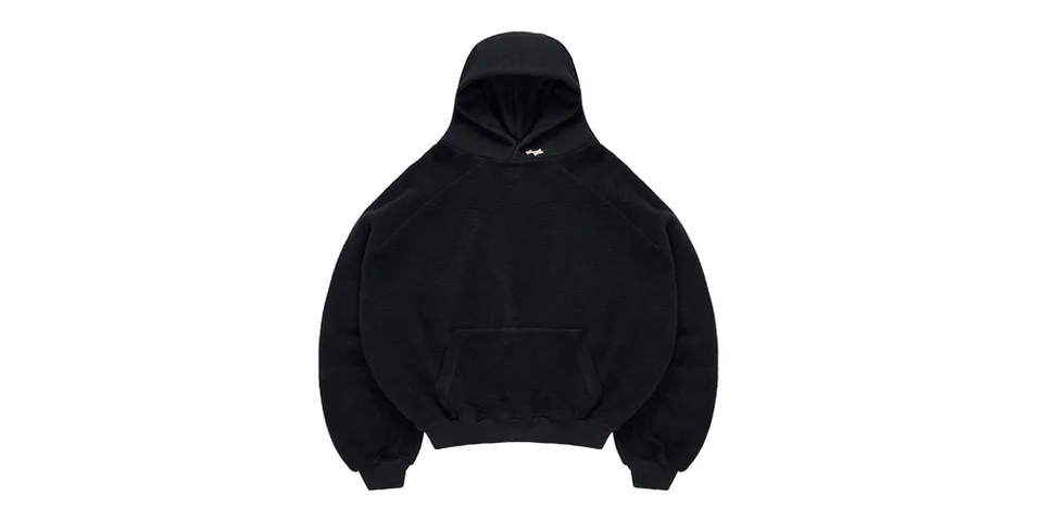 Sweat à capuche noir sur fond blanc.