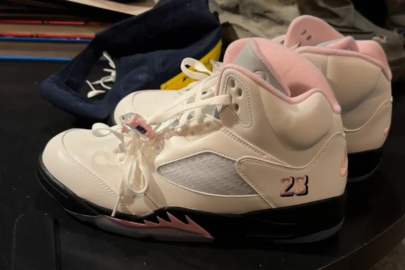 Baskets blanches et roses avec numéro 23 sur le côté.