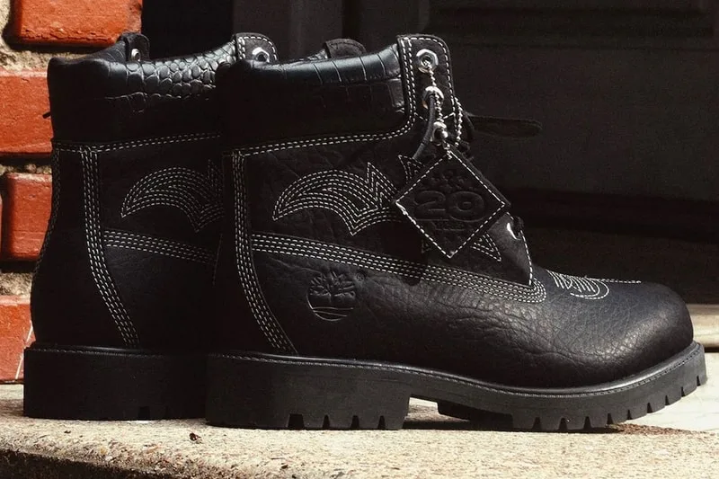 Bottes noires avec des coutures blanches et logo Timberland.