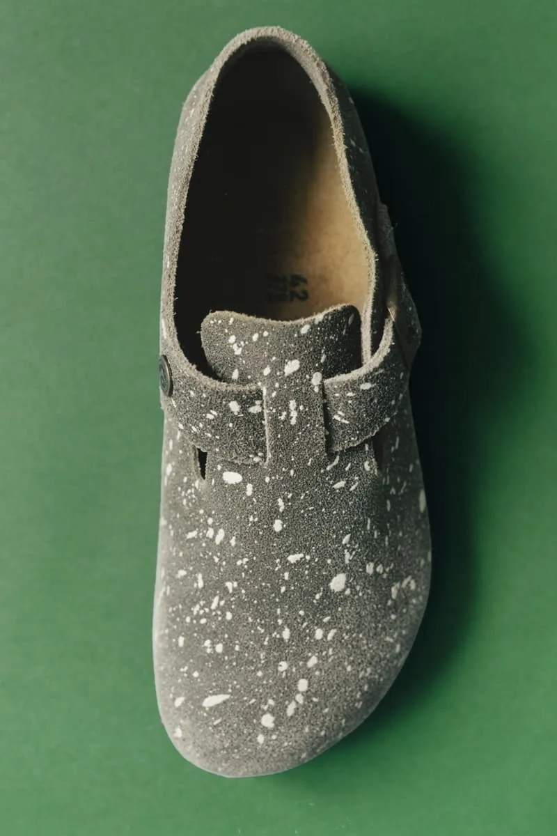 Sabot gris texturé sur fond vert
