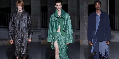 Trois mannequins portant des vêtements de mode avant-gardiste lors d'un défilé.