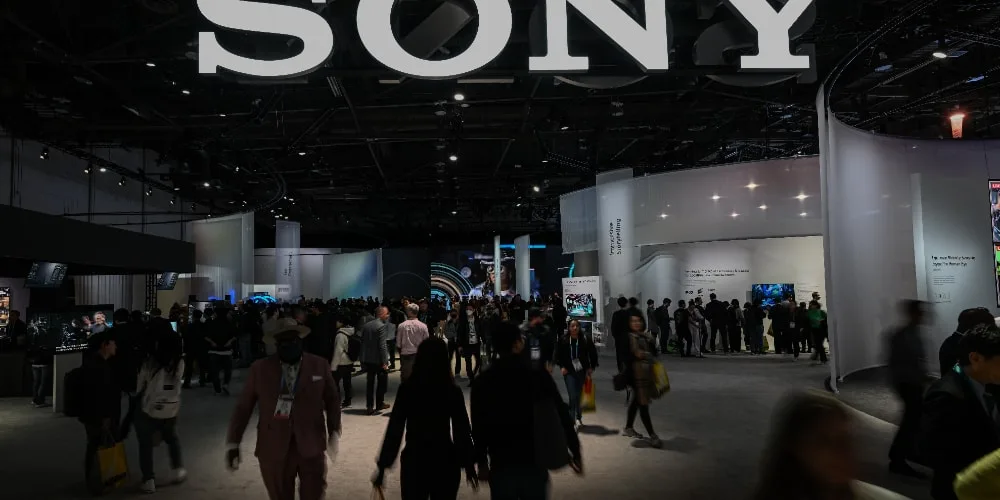 Salon professionnel avec enseigne Sony et foule de visiteurs