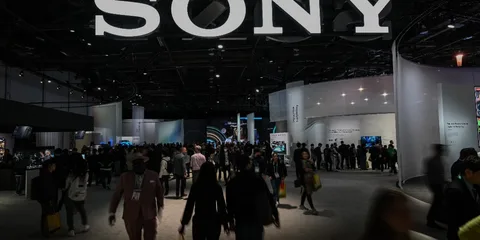 Salon professionnel avec enseigne Sony et foule de visiteurs