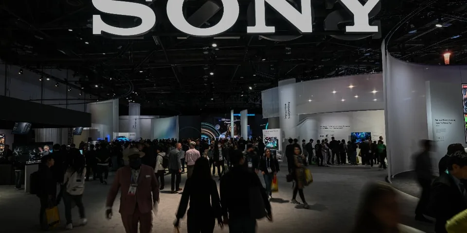 Salon professionnel avec enseigne Sony et foule de visiteurs