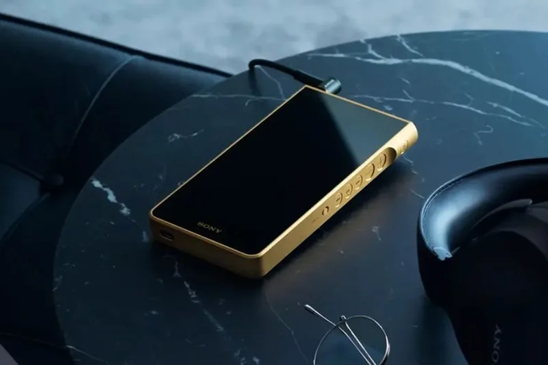 Sony dévoile sa gamme Walkman premium, avec le NW-WM1ZM3 plaqué or à 5 899 $, le NW-WM1AM3 en aluminium et le compact NW-ZX900