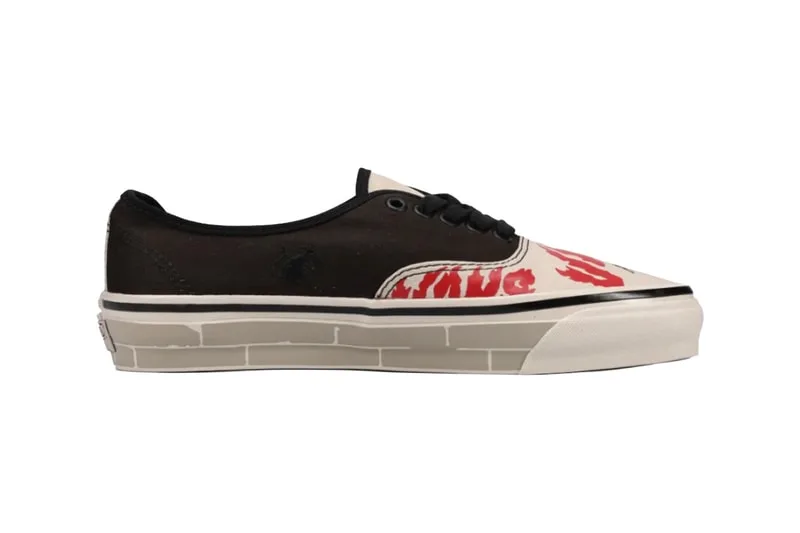 Chaussure basse avec motif noir et rouge sur fond blanc.