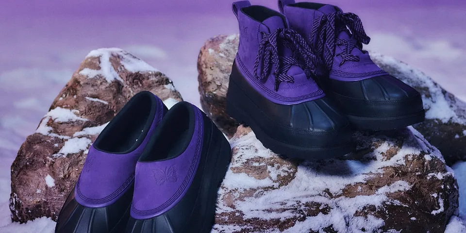 Chaussures violettes et noires sur des rochers enneigés.
