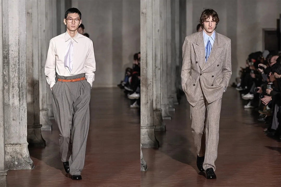 Défilé de mode avec deux mannequins masculins en costumes élégants.