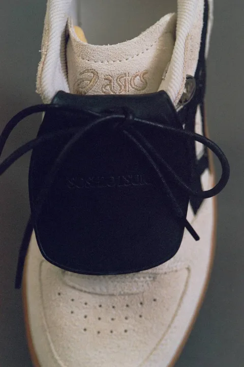 Collaboration SOSHIOTSUKI x ASICS SKYHAND OG Oatmeal/Black, référence 1203A452-250