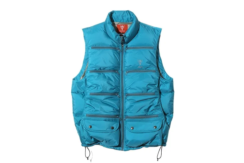 Gilet sans manches bleu avec poches multiples.