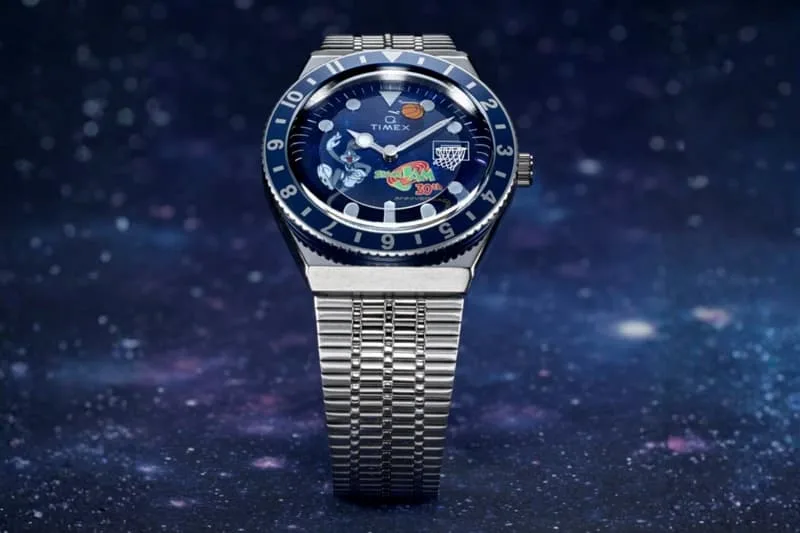 Montre Timex avec fond spatial, cadran bleu et motifs variés.