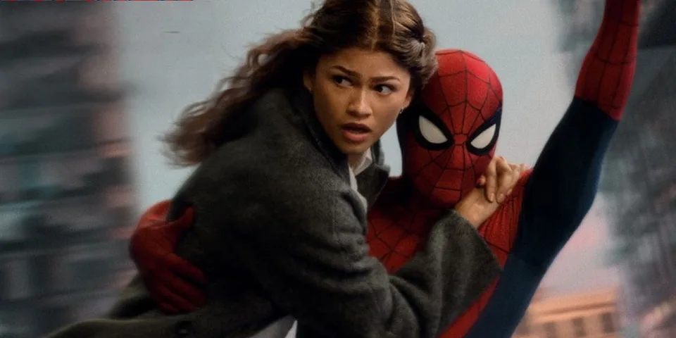 Super-héros costume tenant une femme inquiète en pleine ville.
