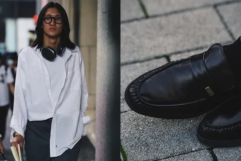 Homme avec chemise blanche et écouteurs; chaussures en cuir noir sur le trottoir
