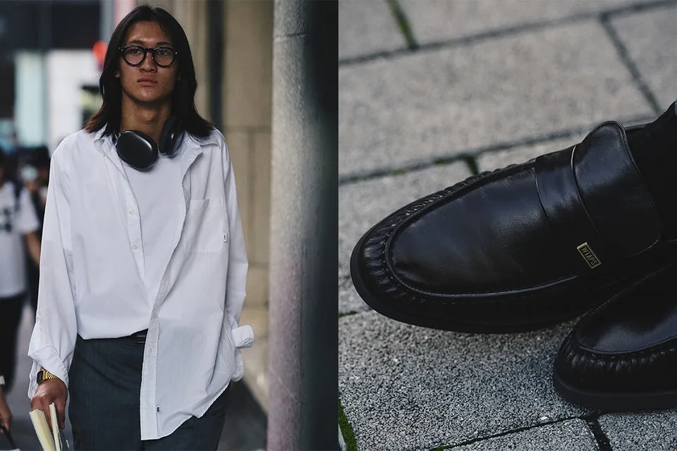 Homme avec chemise blanche et écouteurs; chaussures en cuir noir sur le trottoir