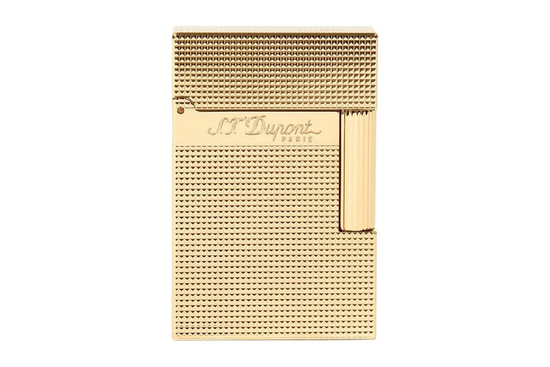 Briquet en métal doré avec motif texturé et logo Dupont.