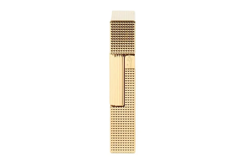 Objet rectangulaire doré avec une texture unique et un motif.