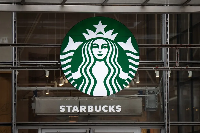 Devanture d'un café Starbucks avec logo vert emblématique