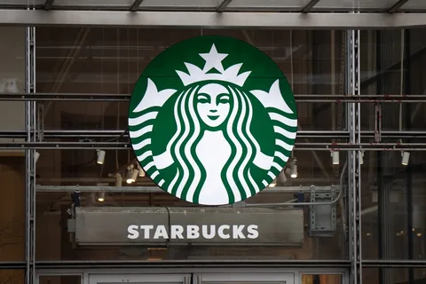 Devanture d'un café Starbucks avec logo vert emblématique