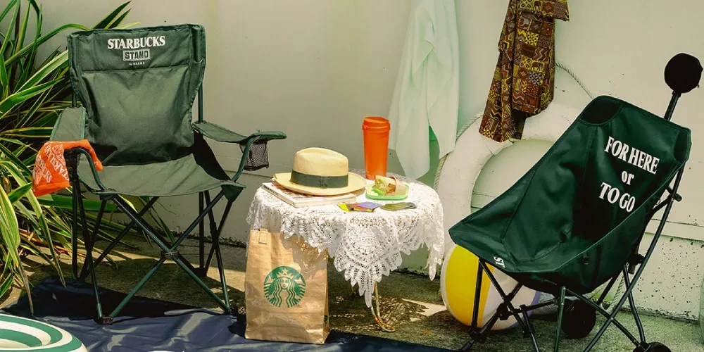 Deux chaises de jardin avec table, chapeau, sac et boisson.