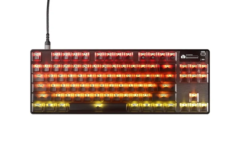 Clavier mécanique avec retroéclairage rouge et jaune.