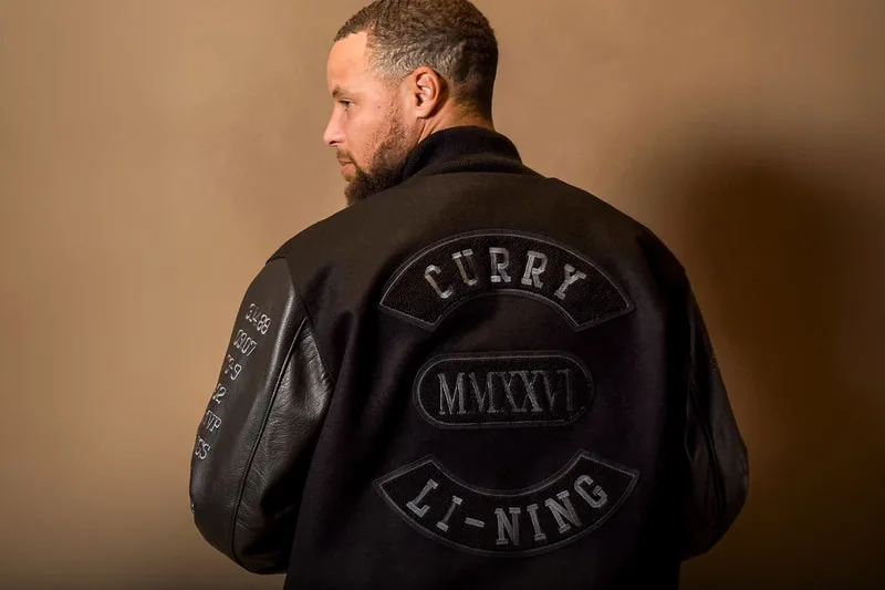 Homme portant une veste noire avec inscriptions sur le dos.